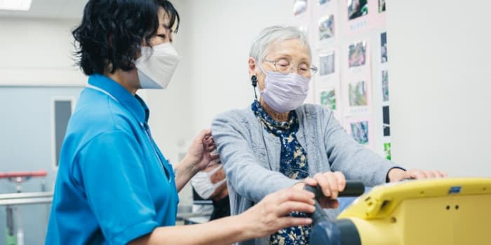 写真：利用者の方とスタッフが一緒に歩いている様子