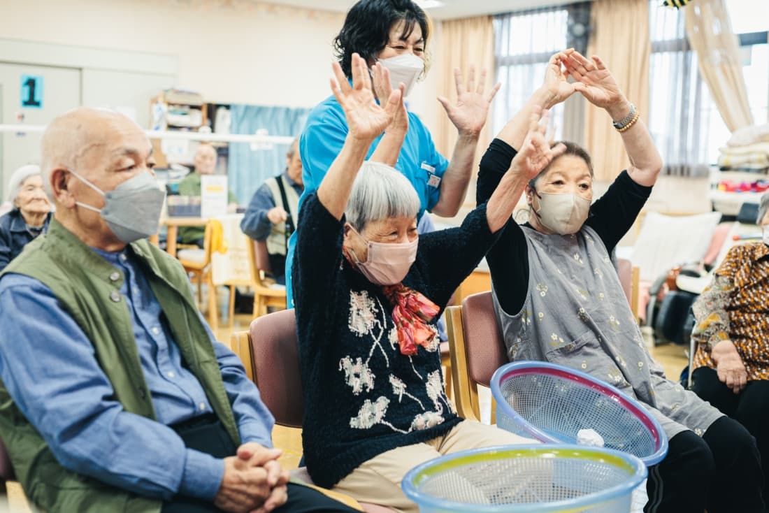 写真：交流を楽しんでいるスタッフと利用者の方達の様子