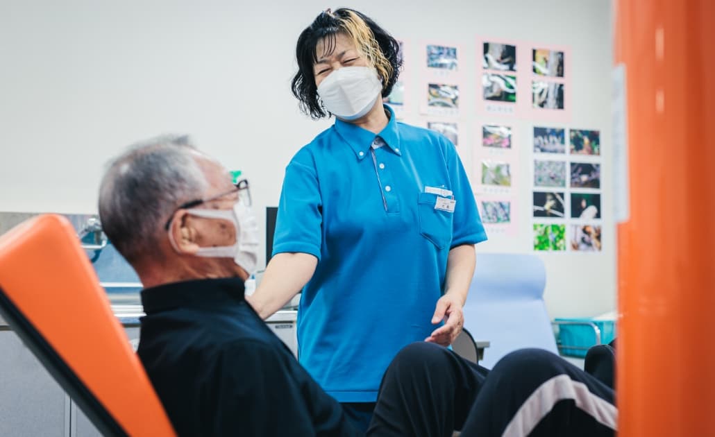 写真：利用者の方と会話している様子