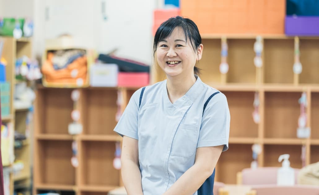 写真：笑顔の職員