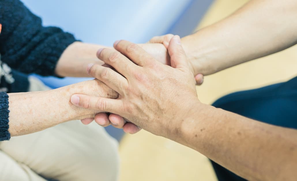 写真：利用者の方と会話している様子