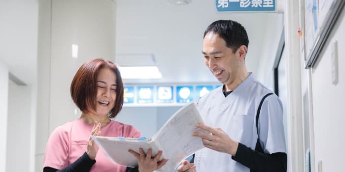 写真：職員同士で仕事の会話をしている様子