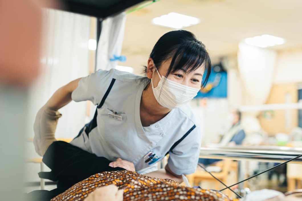 写真：理学療法士がリハビリを行っている様子